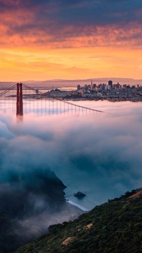 Most Golden Gate Bridge spowity mgłą