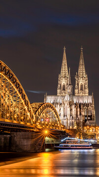 Most Hohenzollernów i Katedra w Kolonii nocną porą