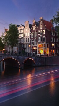 Most i domy nad kanałem w Amsterdamie