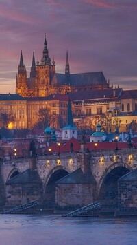 Most Karola i zamek na Hradczanach w Pradze