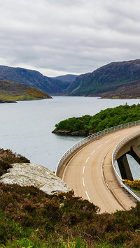 Most Kylesku Bridge nad jeziorem