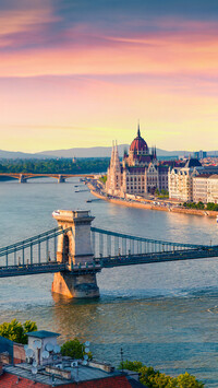 Most łańcuchowy nad rzeką Dunaj
