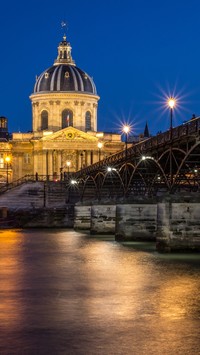Most na rzece w Paryżu