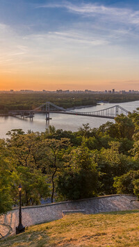 Most nad rzeką Dniepr w Kijowie