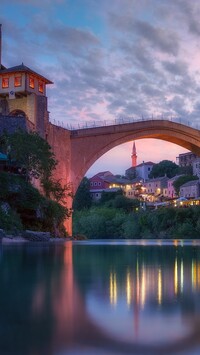 Most nad rzeką Neretwa w miasteczku Mostar