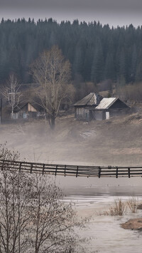 Most nad rzeką w wiosce