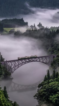 Most Tadami River Bridge nad rzeką Tadami we mgle