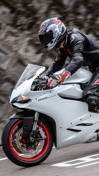 Motocykl Ducati 899 Panigale i motocyklista