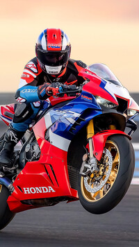 Motocyklista na Hondzie CBR1000RR-R Fireblade SP