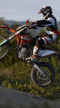 Motocyklista na motorze KTM 530 EXC