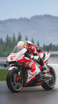 Motocyklista na torze z gry MotoGP21