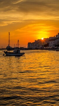 Motorówka i domy w mieście Rovinj