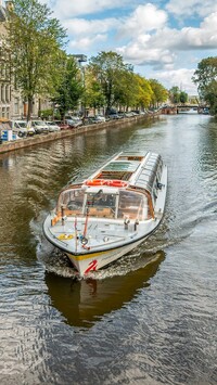 Motorówka na kanale w Amsterdamie