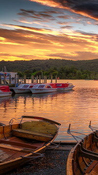 Motorówki i łódki na jeziorze Windermere