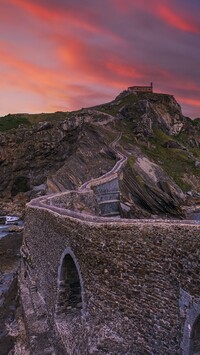 Mur na wyspie Gaztelugatxe w Hiszpanii