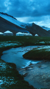 Namioty nad  rzeką w Kirgistanie
