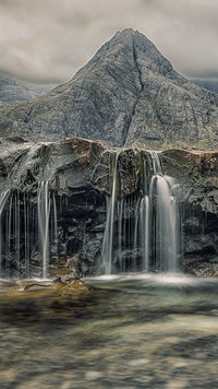Naskalny wodospad w Szkocji