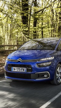 Niebieski Citroen C4 Picasso na leśnej drodze