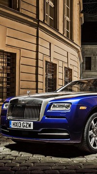 Niebieski Rolls-Royce przed budynkiem