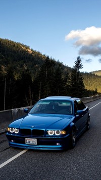 Niebieskie BMW