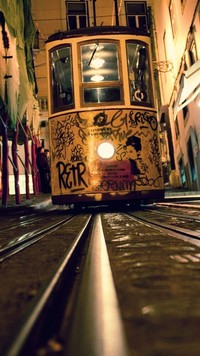 Nocny tramwaj w graffiti