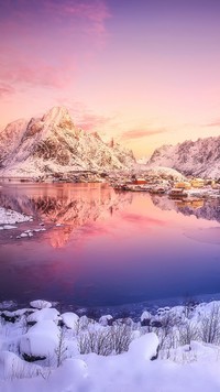 Norweska wioska nad zatoką zimą