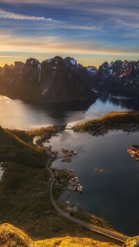 Norweskie Lofoty o zachodzie słońca