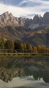 Odbicie Dolomitów i drzew w stawie