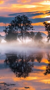 Odbicie drzew nad zamgloną rzeką Gwda o poranku