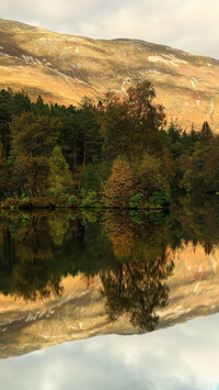 Odbicie gór i drzew w jeziorze Loch Leven