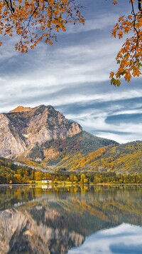 Odbicie gór i jesiennych drzew w jeziorze