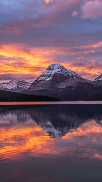 Odbicie Gór Skalistych w jeziorze Bow Lake