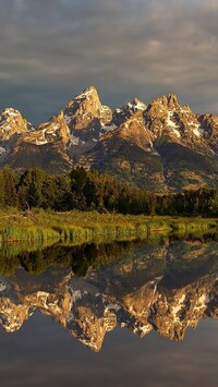 Odbicie gór Teton Range w jeziorze