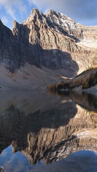 Odbicie gór w jeziorze Agnes Lake