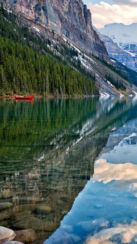 Odbicie gór w jeziorze Lake Louise