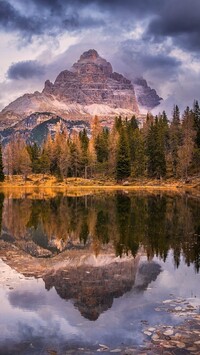 Odbicie góry i drzew w jeziorze Antorno Lake