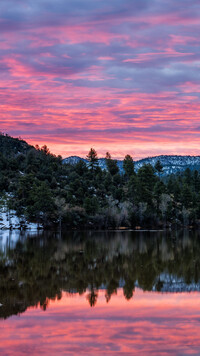 Odbicie kolorowego nieba w jeziorze Lynx Lake