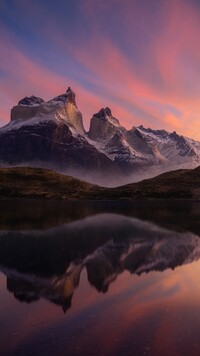 Odbicie masywu Torres del Paine w jeziorze Pehoe Lake