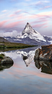 Odbicie szczytu Matterhorn w jeziorze Stellisee
