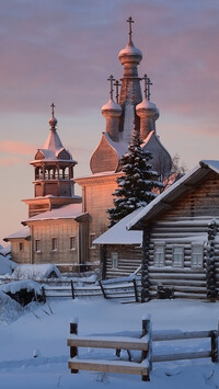Ogrodzona cerkiew w śniegu