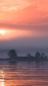 Opadająca mgła nad jeziorem Ładoga
