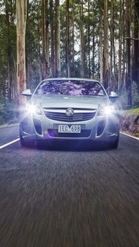 Opel Insignia Holden VXR na leśnej drodze