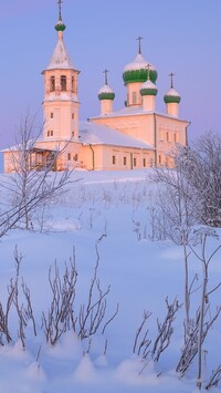 Ośnieżona cerkiew na wzgórzu