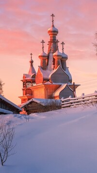 Ośnieżona cerkiew we wsi Kimzha