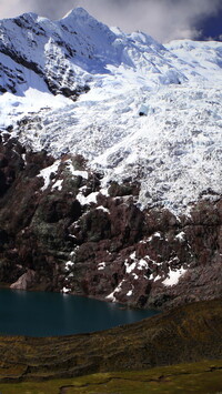 Ośnieżona góra Ausangate w Peru