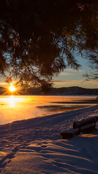 Ośnieżona ławeczka nad fiordem Topodalsfjorden