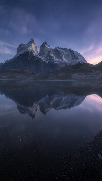 Ośnieżone góry Cordillera del Paine i jezioro Lake Pehoe w Chile