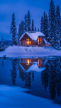 Ośnieżony domek nad jeziorem Emerald Lake