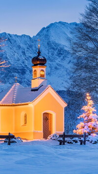 Oświetlona choinka i kapliczka Kapelle Maria Rast