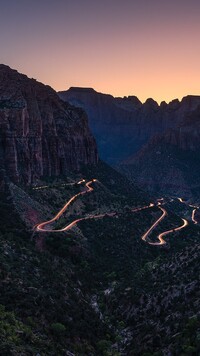 Oświetlona droga w kanionie Zion Canyon